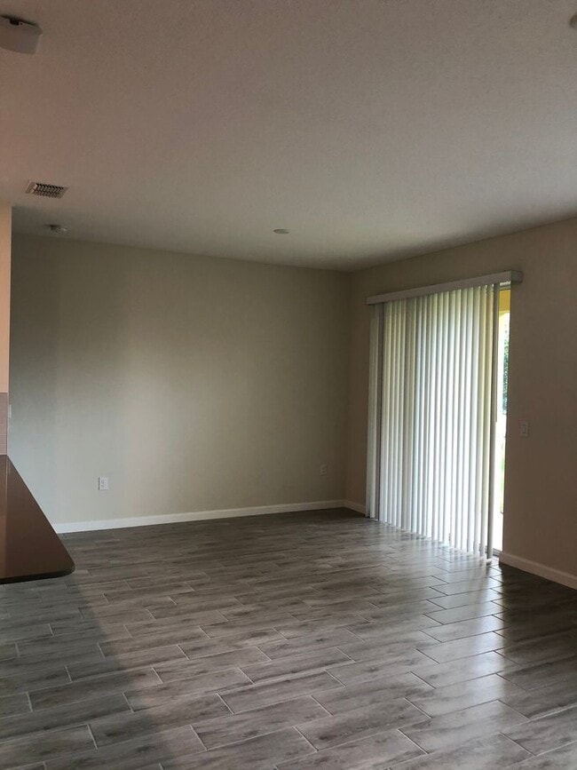 Building Photo - 3 Bedroom, 2.5 Bath East Orlando Townhome ...
