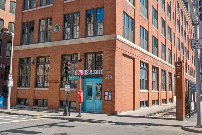 Building Photo - 319 A St