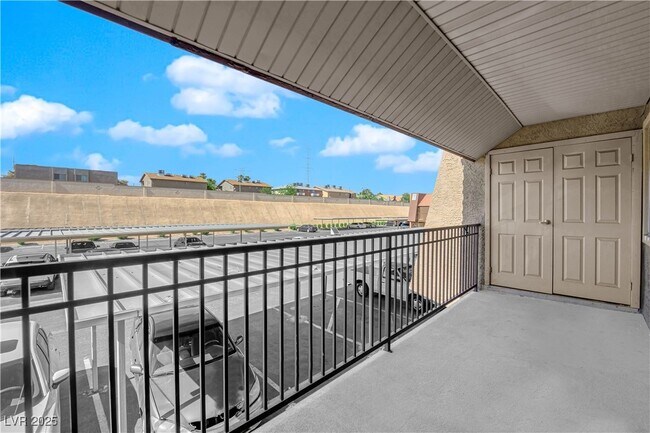 Building Photo - 5242 River Glen Dr