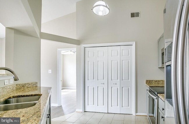 Building Photo - 8202 Blue Heron Dr