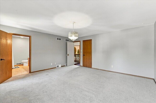 Building Photo - 911 Thomas Dr