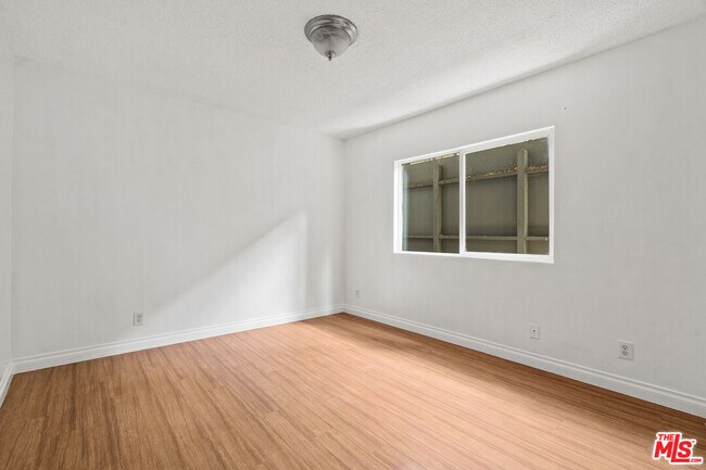Building Photo - 616 Vernon Ave
