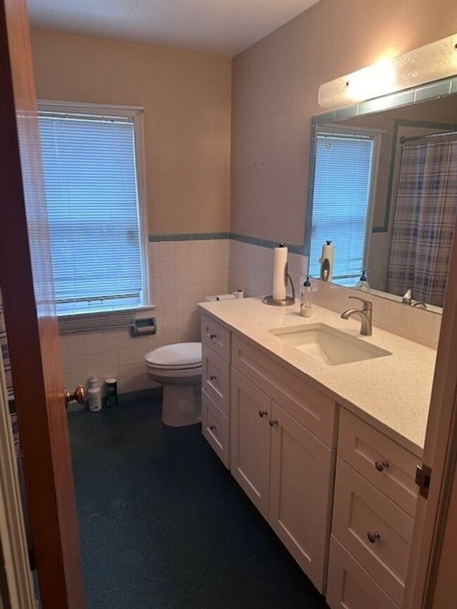 Building Photo - Spacious 2nd floor 3 Bedroom Apartment