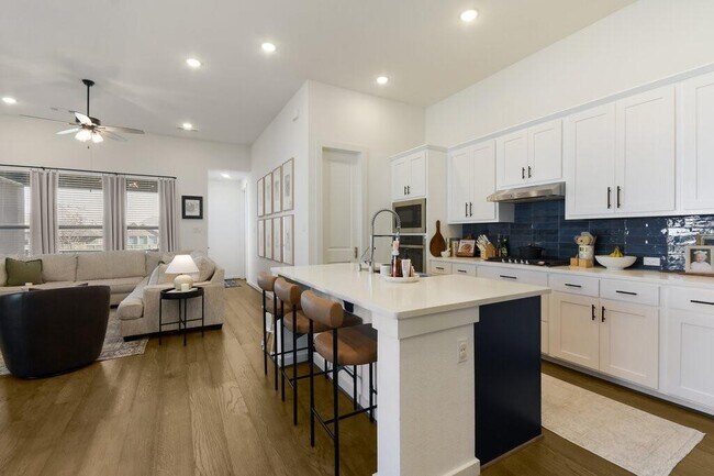 Building Photo - 524 Calmo Ct