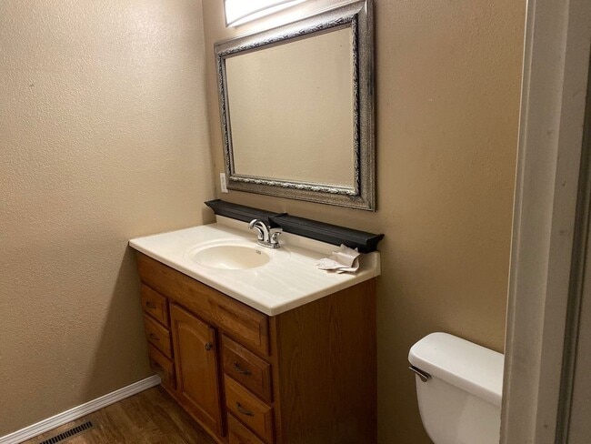 Building Photo - 3 Bedroom, 1 Bath House for Rent - All Appliances Included