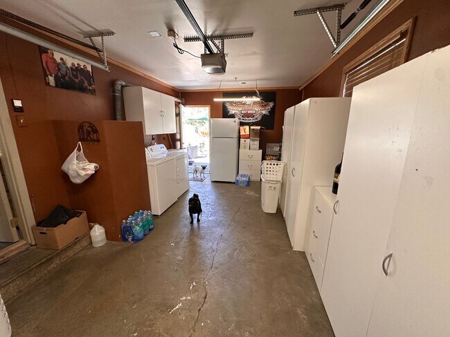 Building Photo - Cozy & Convenient 2-Bedroom Home with Larg...