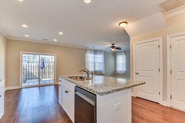 Building Photo - 3 Bedroom 2.5 Bath in Canterbury Farms!