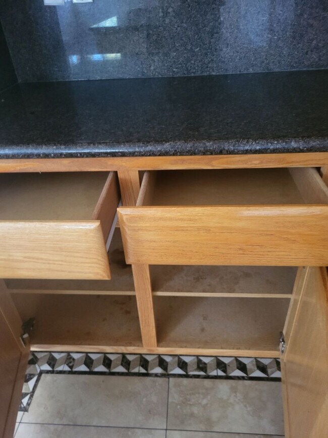 Building Photo - 5049 Pine Lake Ct