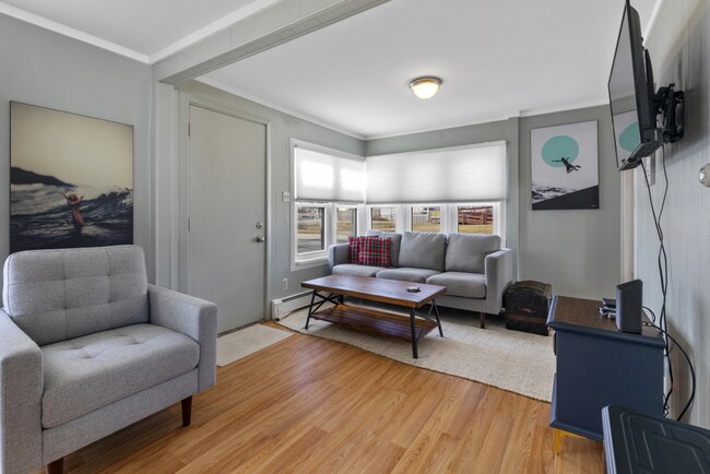 Building Photo - WINTER RENTAL Fully Furnished 2 Bedroom Co...