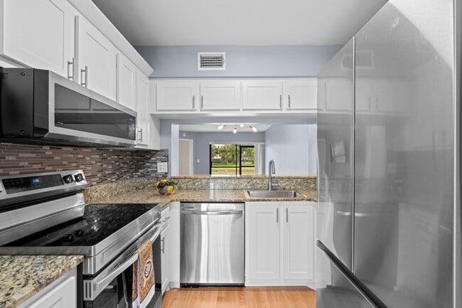 Building Photo - 5545 Courtyard Dr