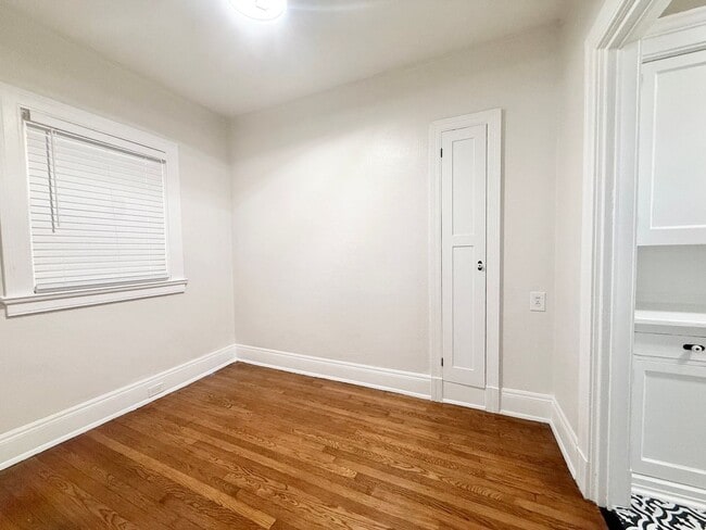 Building Photo - Very Unique Upstairs 1/1 w/ Hardwoods in Small 1920's complex - F211