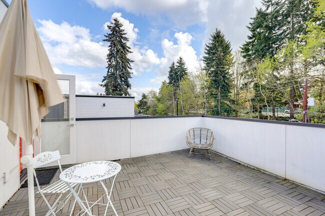 Building Photo - 128A W Florentia St