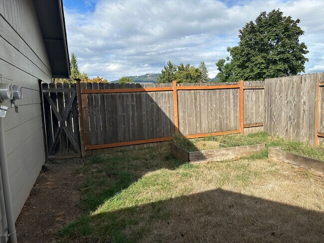 Building Photo - Nice 2 bedroom 1 bath duplex in Springfield!