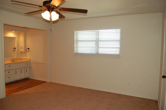 Building Photo - Three Bedroom in Southwest Lubbock - Great Location!