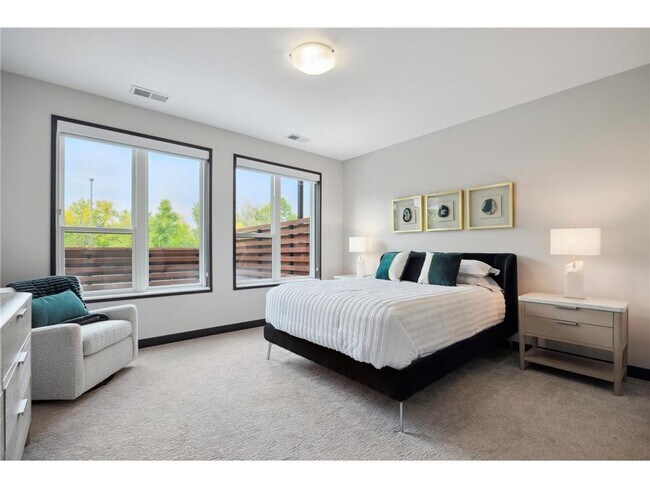 Building Photo - 253 Lake St E