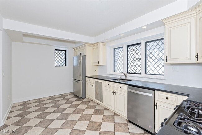 Building Photo - 7020 S Woodland Rd