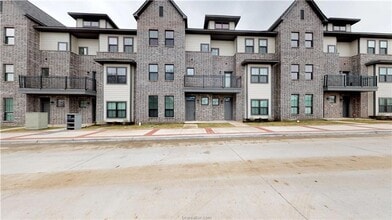Building Photo - 4 Bed Northgate Townhome Pre-leasing for August Move In!