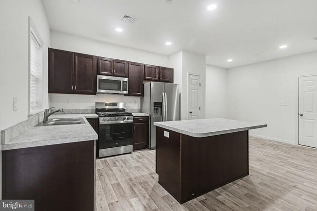 Building Photo - 7867 Oakbrook Dr