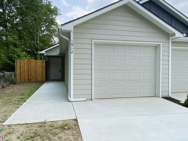 Building Photo - UPDATED  DUPLEX!!! with Garage