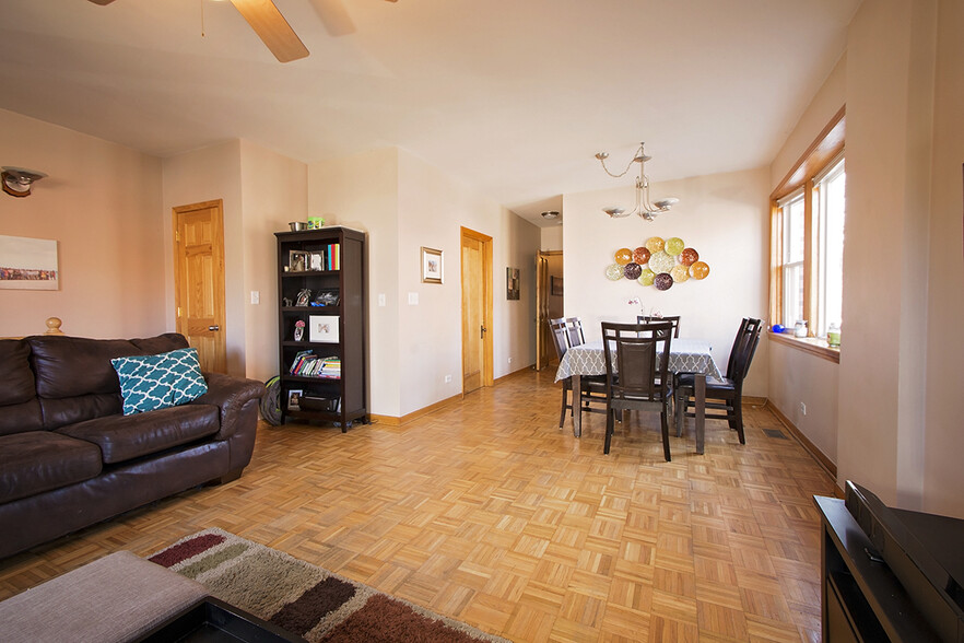 living/dining room - 3358 N Monticello Ave