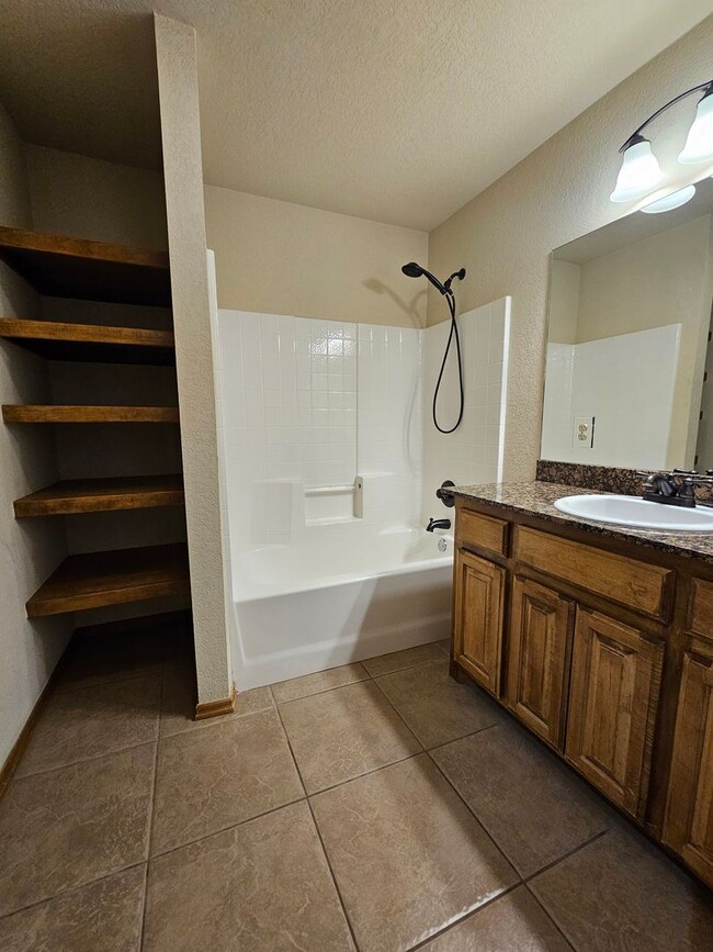 Building Photo - 3 (Bed)/(2) Bath + Office in Royal Oaks. N...
