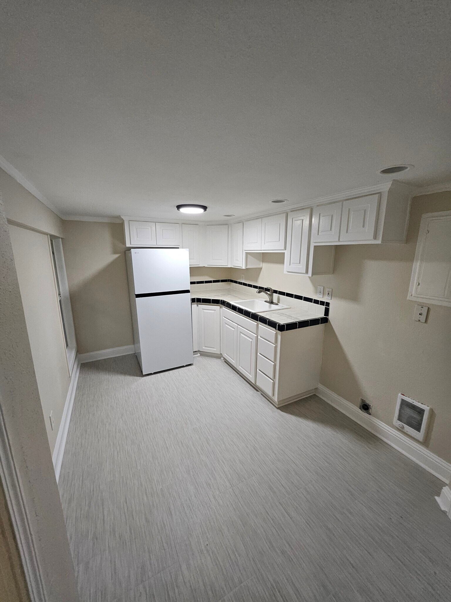 Building Photo - 27 E Ave