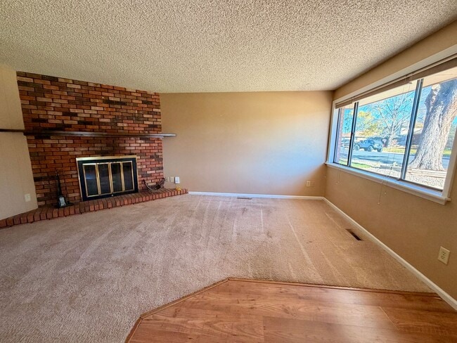 Building Photo - Amazing 3bed/2 bath with finished basement.