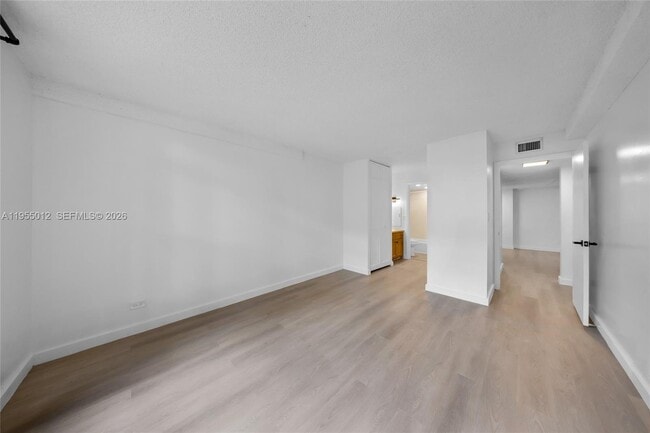 Building Photo - 3650 Inverrary Dr