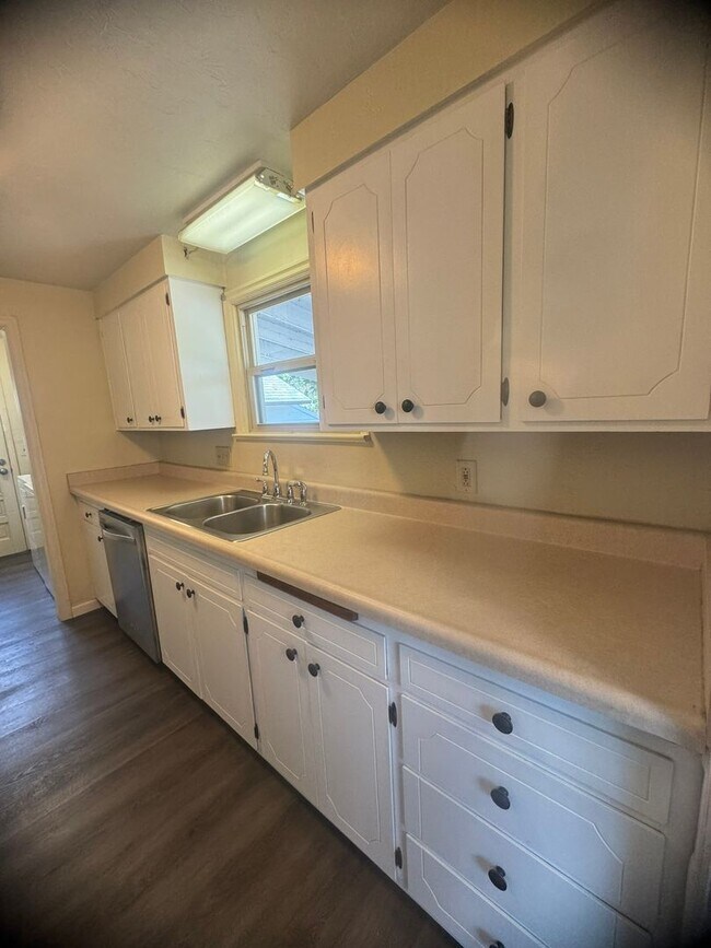 Building Photo - 3-Bedroom, 1-Bath Home In The Cal Young Ar...