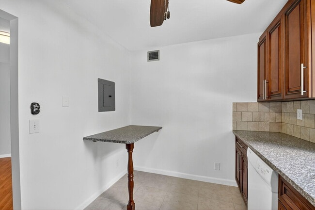 Building Photo - 5040 Rose Hill Dr