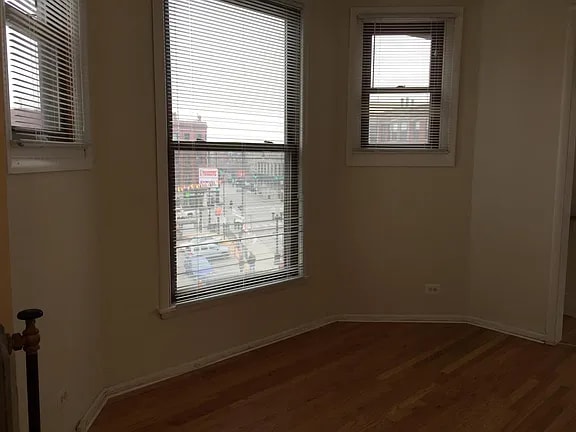 Building Photo - 902 W Belmont Ave