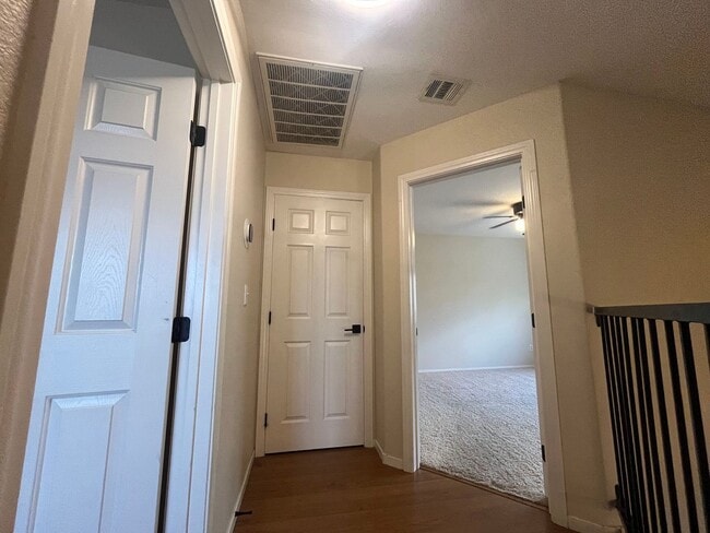 Building Photo - Charming Oversized 2 Bed, 2 Bath Townhouse...