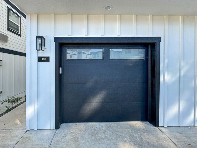 Building Photo - SAW3781