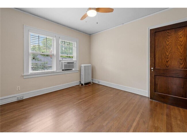 Building Photo - 220 W 40th St
