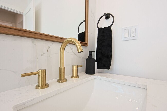 Building Photo - Chic Fully Renovated Luxury Home in the Burbank Hills!