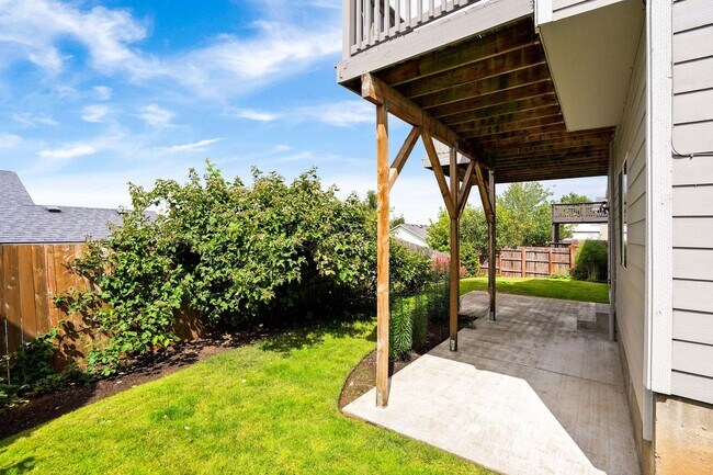 Building Photo - Spacious 4 bed, 3 bath home with sprawling...