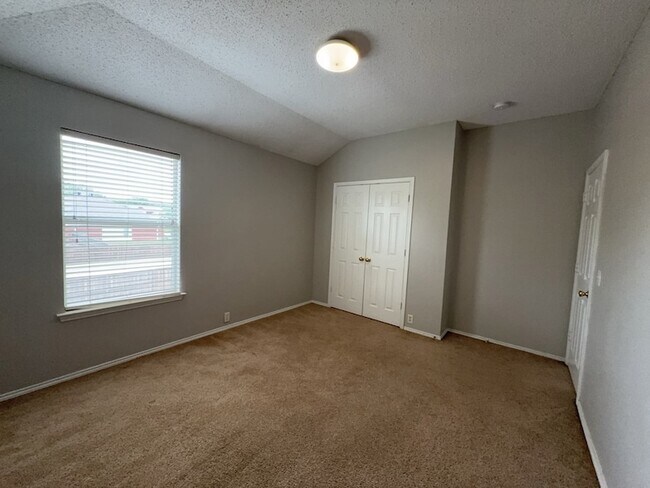 Building Photo - 2805 Crater Lake Ln