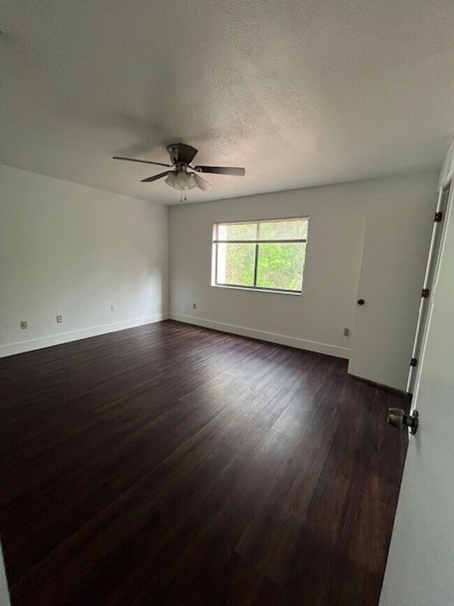 Building Photo - ***4 Bed 3.5 Bath in Tuscawilla!***