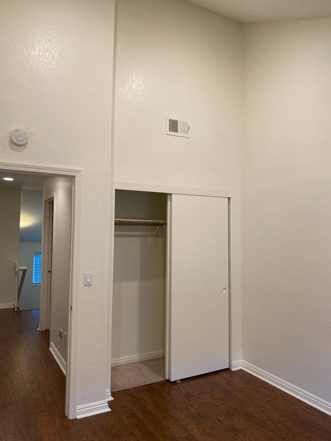Building Photo - Awesome Townhouse in El Segundo w/Laundry in Unit, Garage and Pool