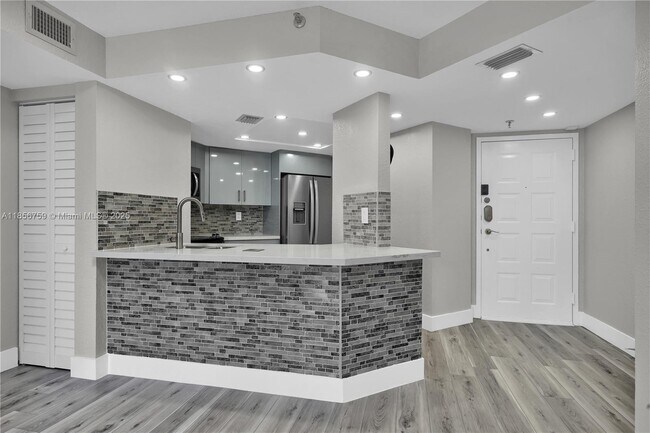 Building Photo - 5880 Collins Ave