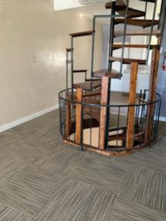 Building Photo - Oakland 2 Bedroom 1 bath house convenient ...