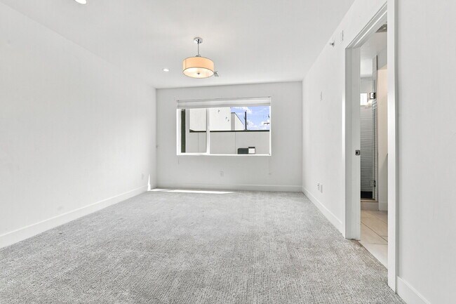 Building Photo - $3,640.95 with $300 Off the first month's rent, 2 Bed, 2.5 Bath Townhome in Denver with Rooftop P...