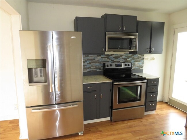 Building Photo - 406 W Ave E