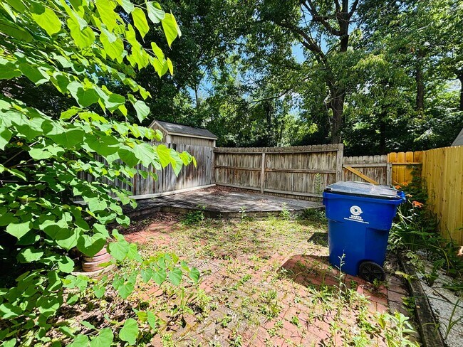 Building Photo - 111 Canterbury Ct