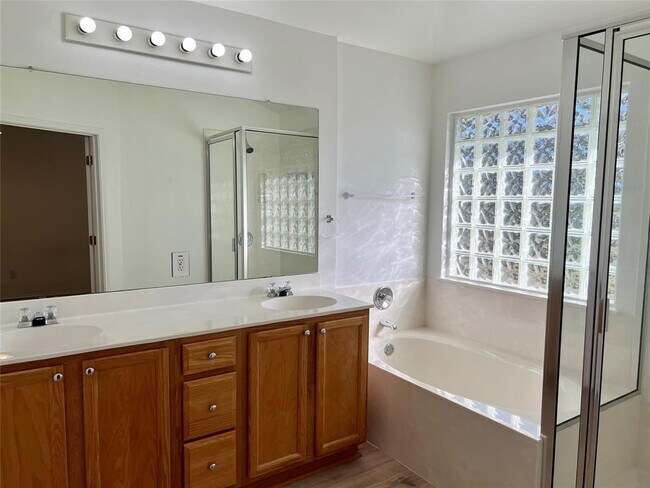 Building Photo - 10605 Royal Tara Cove