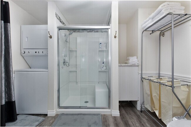 Building Photo - Spacious 4BD/4BA Home with Private Studio, located in the desirable Ferry St Bridge area!