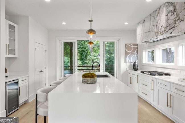 Building Photo - 24 Hutchinson St NE