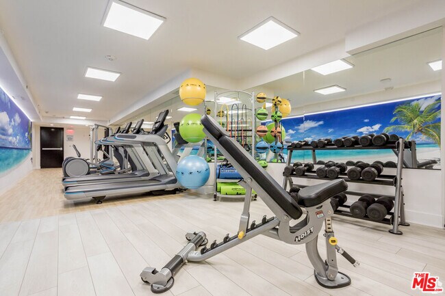 Building Photo - 105 S Doheny Dr