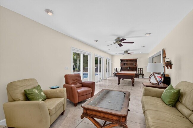 Building Photo - 111 Vassar Dr