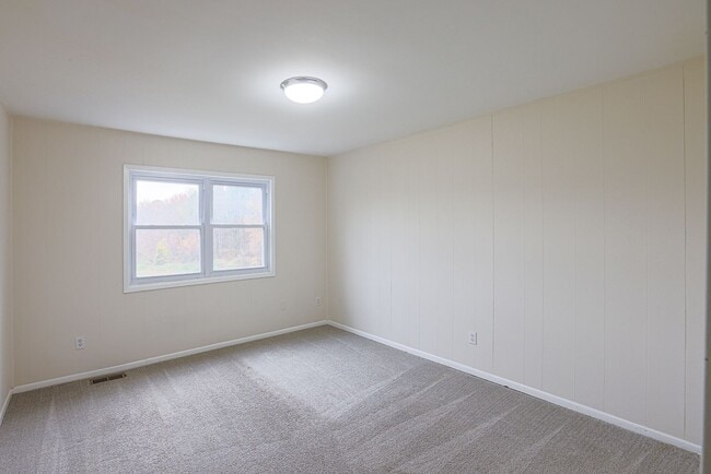 Building Photo - Spacious 3bdrm 1bath Home in Quiet Community